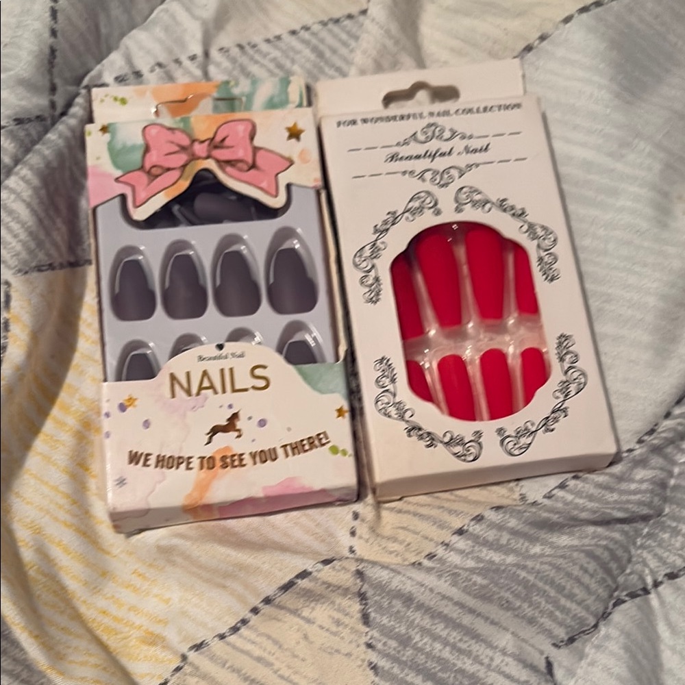 Vintage Charm Press-On Nails in Grey and Red